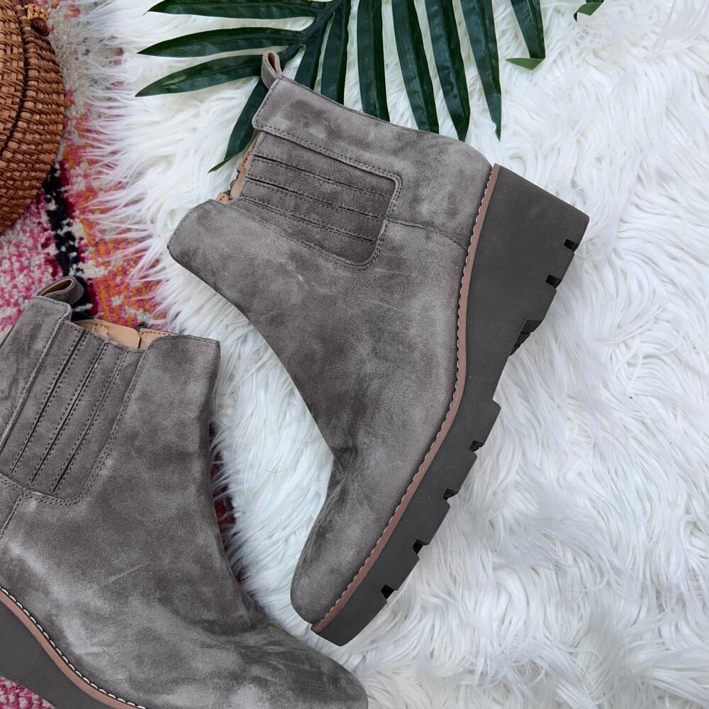 $180 Vionic Aria Chelsea Booties 8.5 Gray Suede Leather Ankle Boot Wedge - Picture 3 of 9